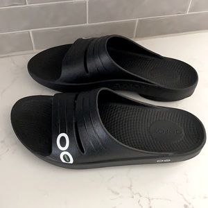 Oofos Ooahh Slide Sandal- Black Women’s 10/Men’s 8